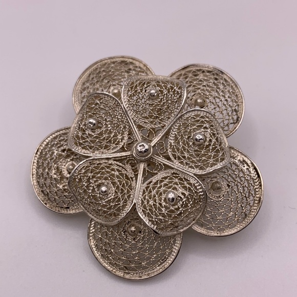 Vintage sterling silver filigree flower brooch - Picture 3 of 5